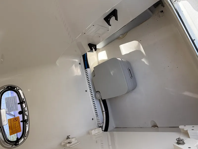 Slide: The Image of Boston Whaler 240 DAUNTLESS 2018 - 71