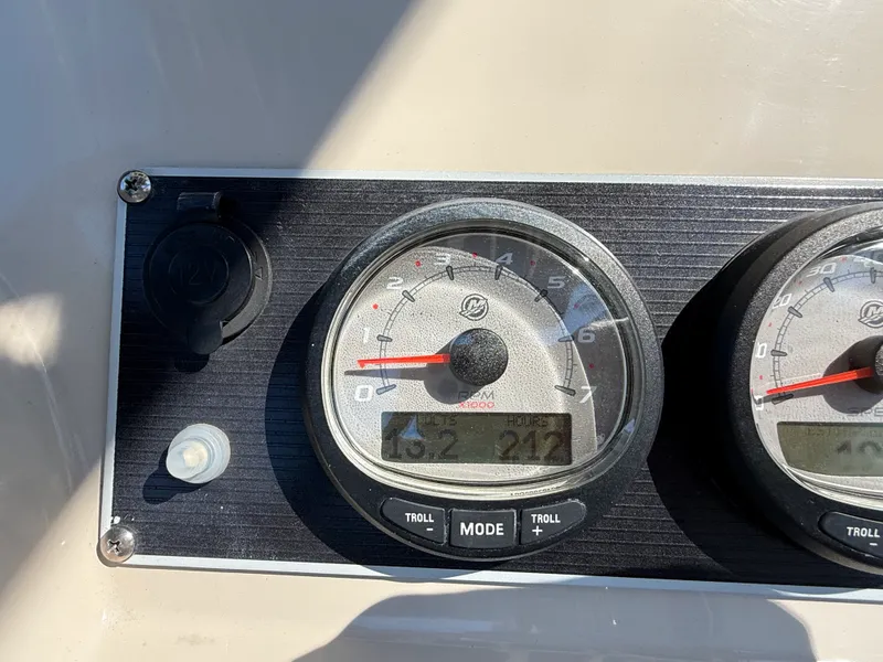 Slide: The Image of Boston Whaler 240 DAUNTLESS 2018 - 8