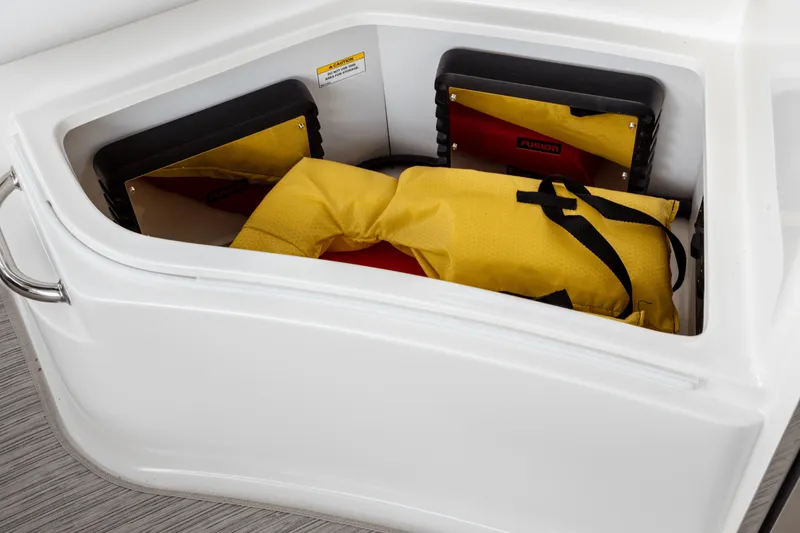 Slide: The Image of Sea Ray Sundancer 320 2026 - 70