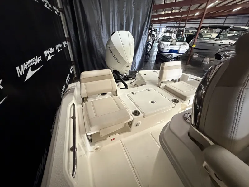 Slide: The Image of Boston Whaler 250 Dauntless 2026 - 10