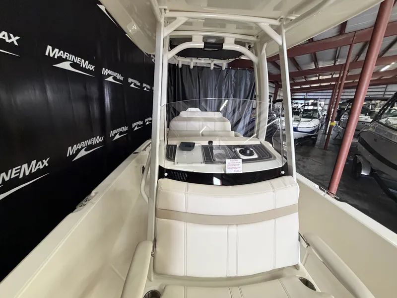 Slide: The Image of Boston Whaler 250 Dauntless 2026 - 17