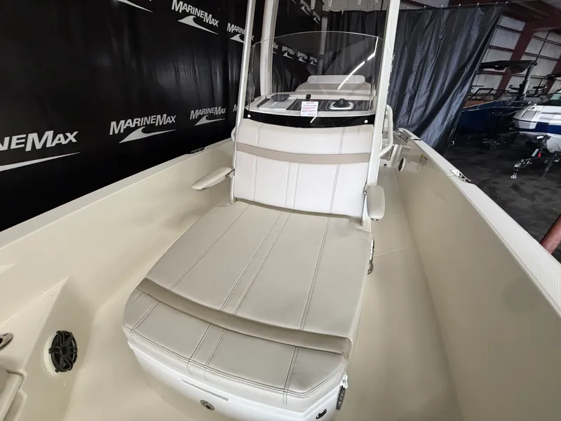 Slide: The Image of Boston Whaler 250 Dauntless 2026 - 18