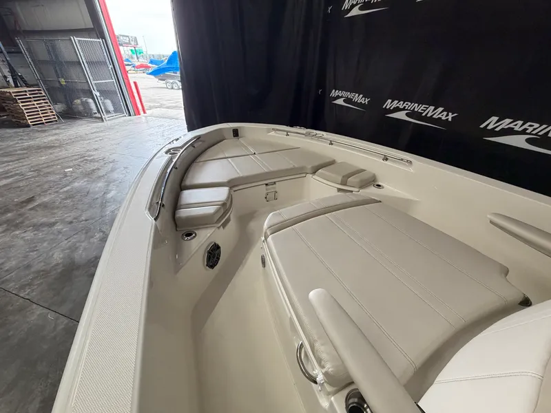 Slide: The Image of Boston Whaler 250 Dauntless 2026 - 19