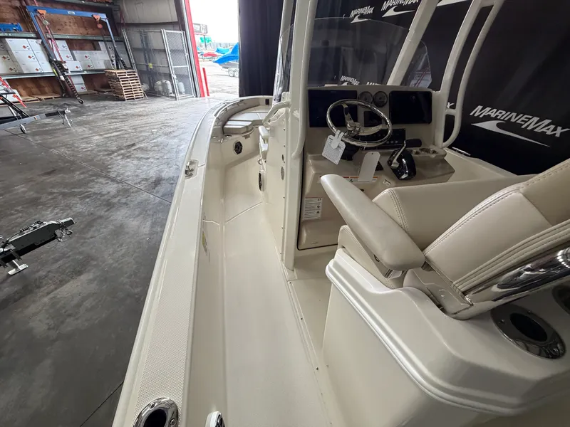 Slide: The Image of Boston Whaler 250 Dauntless 2026 - 21