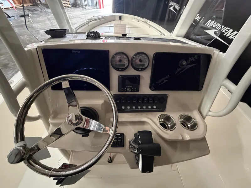 Slide: The Image of Boston Whaler 250 Dauntless 2026 - 25