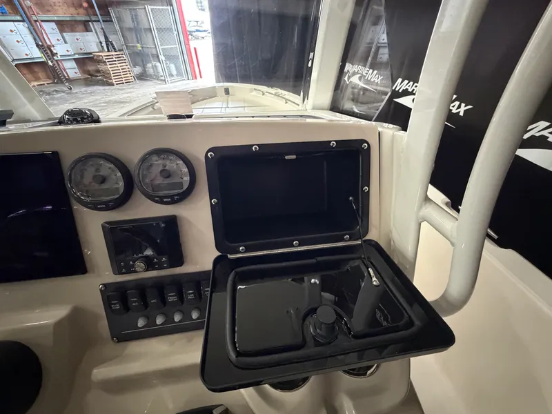 Slide: The Image of Boston Whaler 250 Dauntless 2026 - 27