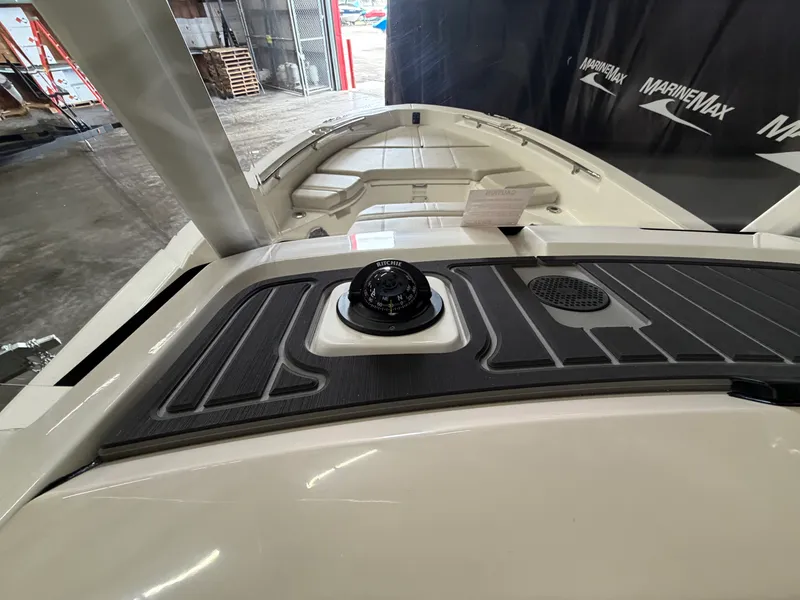 Slide: The Image of Boston Whaler 250 Dauntless 2026 - 28