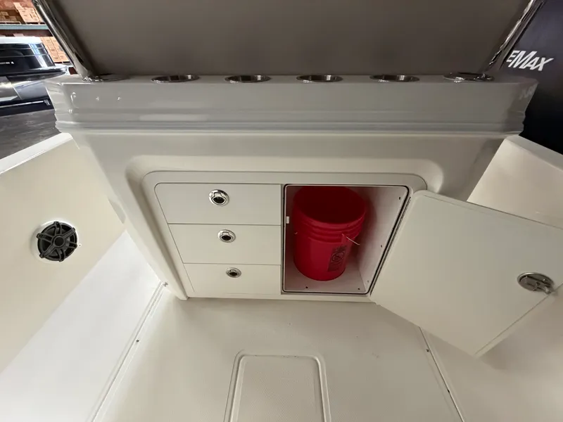 Slide: The Image of Boston Whaler 250 Dauntless 2026 - 31