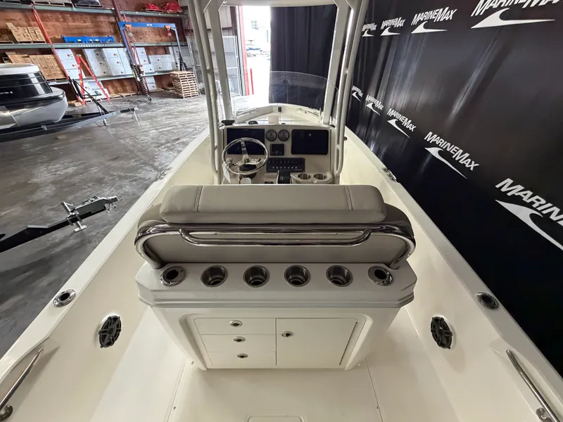 Slide: The Image of Boston Whaler 250 Dauntless 2026 - 34