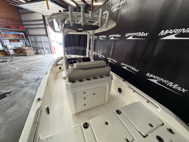 Slide: The Image of Boston Whaler 250 Dauntless 2026 - 36