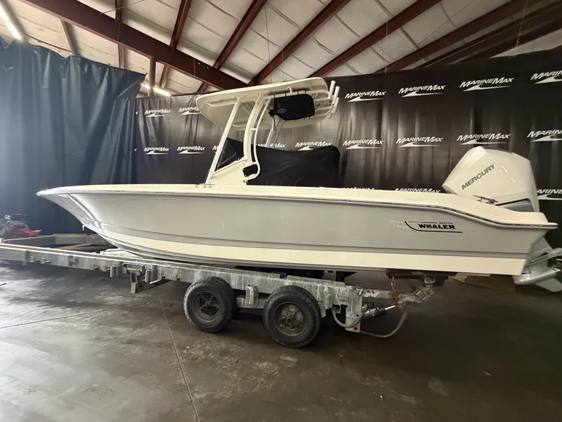 Slide: The Image of Boston Whaler 250 Dauntless 2026 - 4