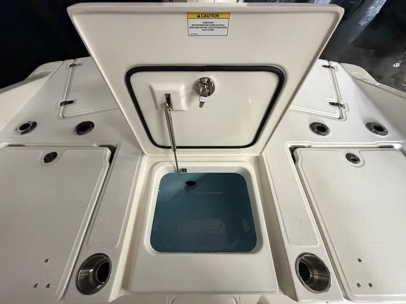 Slide: The Image of Boston Whaler 250 Dauntless 2026 - 42