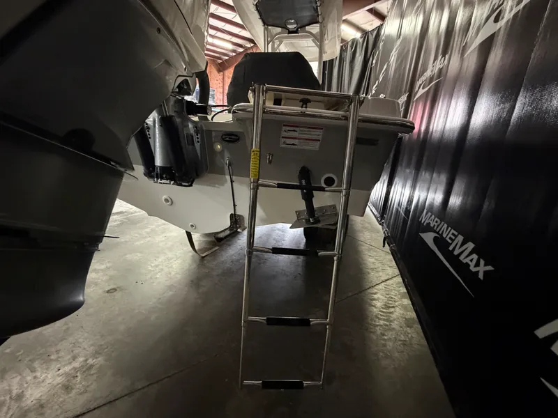 Slide: The Image of Boston Whaler 250 Dauntless 2026 - 8