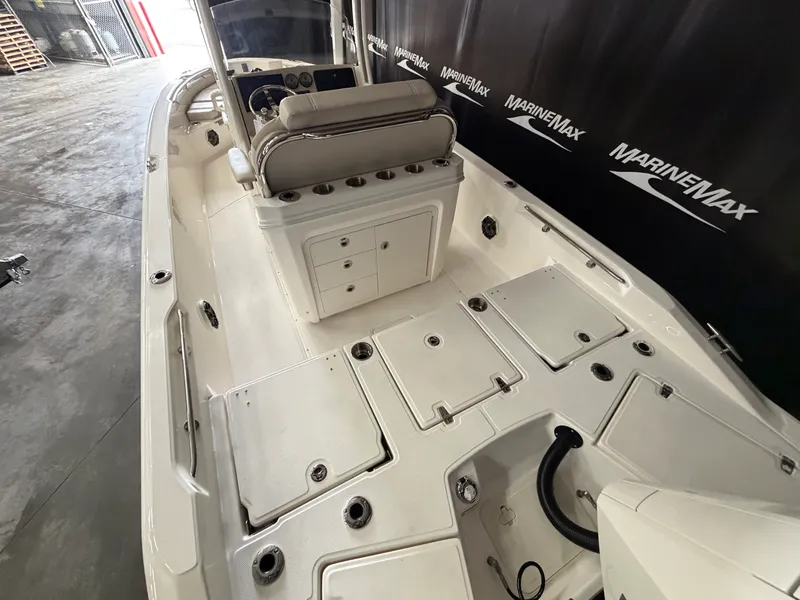 Slide: The Image of Boston Whaler 250 Dauntless 2026 - 9