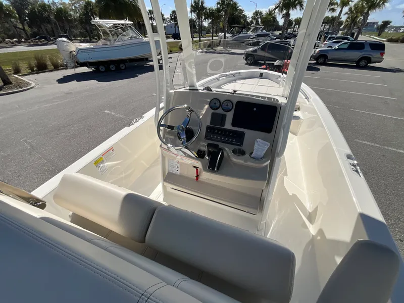 Slide: The Image of Boston Whaler 250 Dauntless 2026 - 11