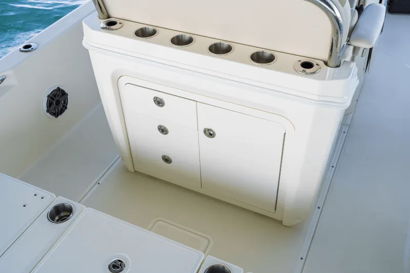 Slide: The Image of Boston Whaler 250 Dauntless 2026 - 52