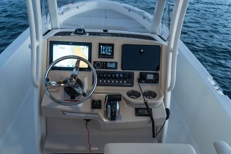 Slide: The Image of Boston Whaler 250 Dauntless 2026 - 61
