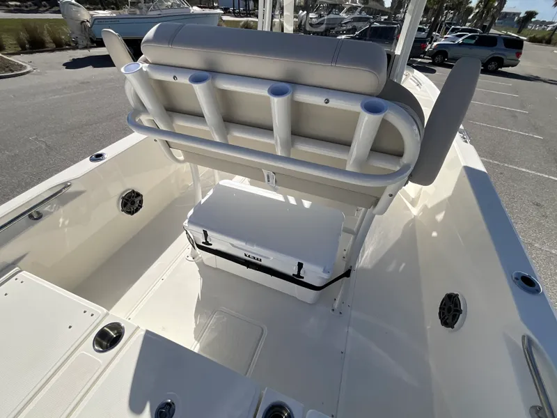 Slide: The Image of Boston Whaler 250 Dauntless 2026 - 72