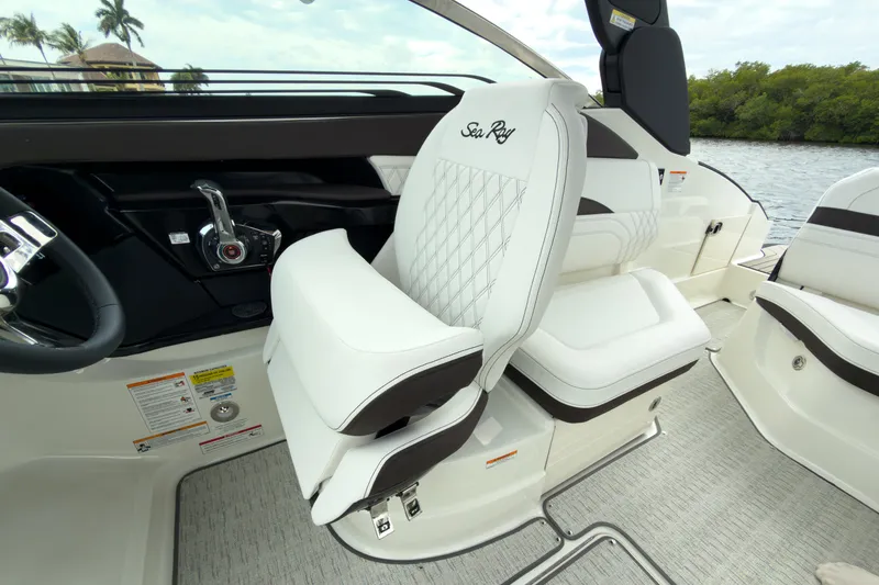 Slide: The Image of Sea Ray SLX 260 Outboard 2026 - 12
