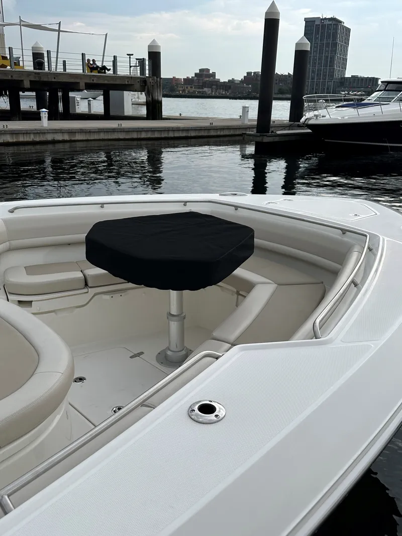 Slide: The Image of Boston Whaler 380 OUTRAGE 2021 - 14