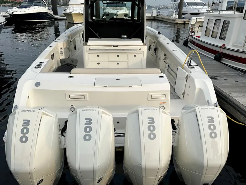 Slide: The Image of Boston Whaler 380 OUTRAGE 2021 - 17