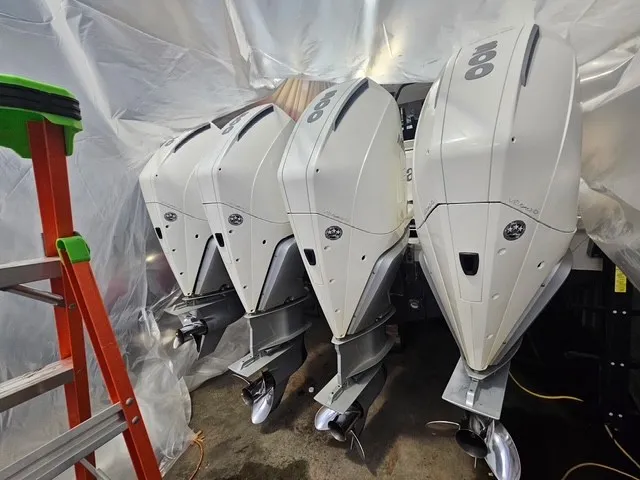 Slide: The Image of Boston Whaler 380 OUTRAGE 2021 - 37