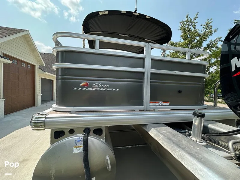 Slide: The Image of Tracker Fishin' 20 Barge DLX 2025 - 16629651