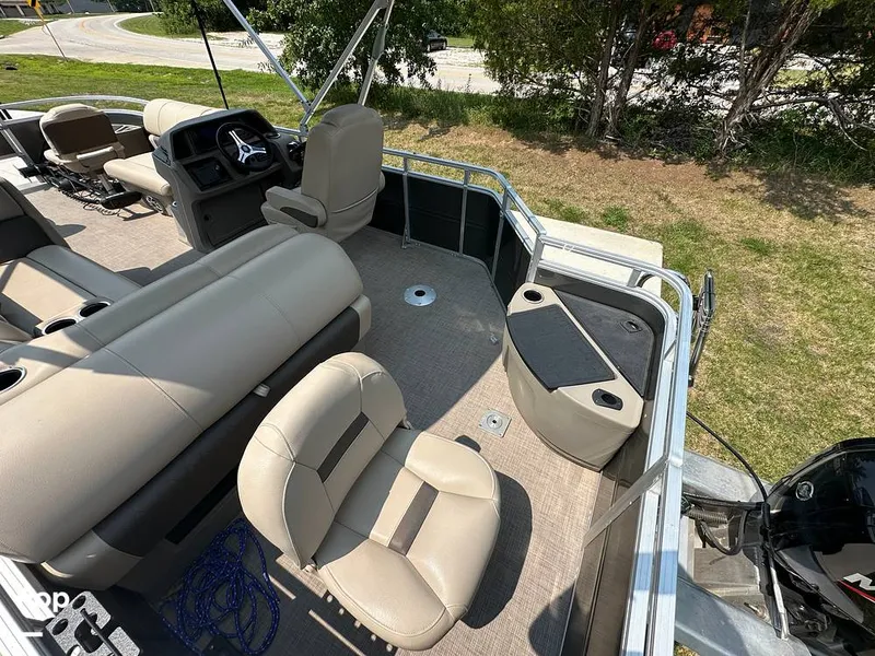 Slide: The Image of Tracker Fishin' 20 Barge DLX 2025 - 16629609