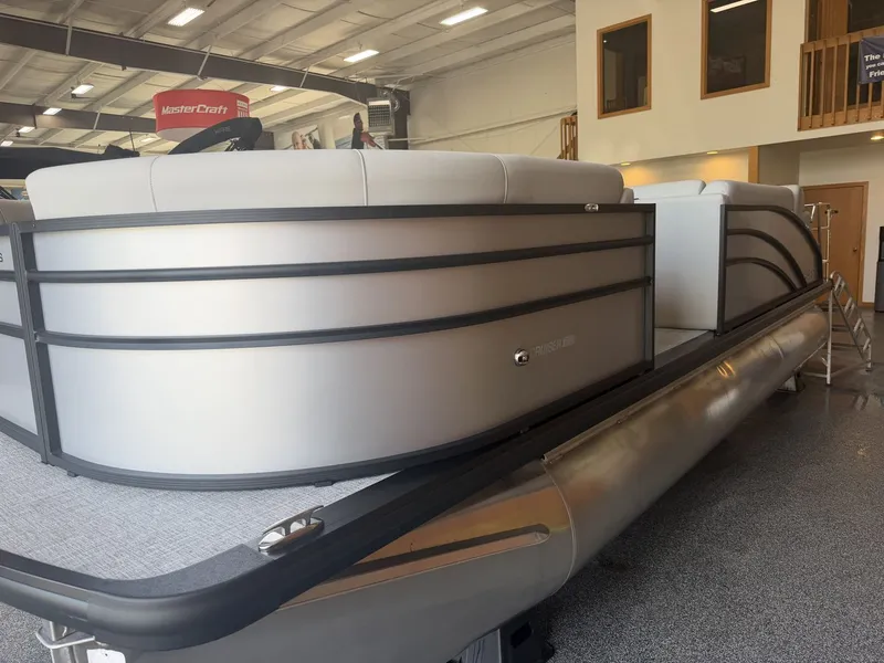 Slide: The Image of Harris 210 Cruiser 2025 - 8