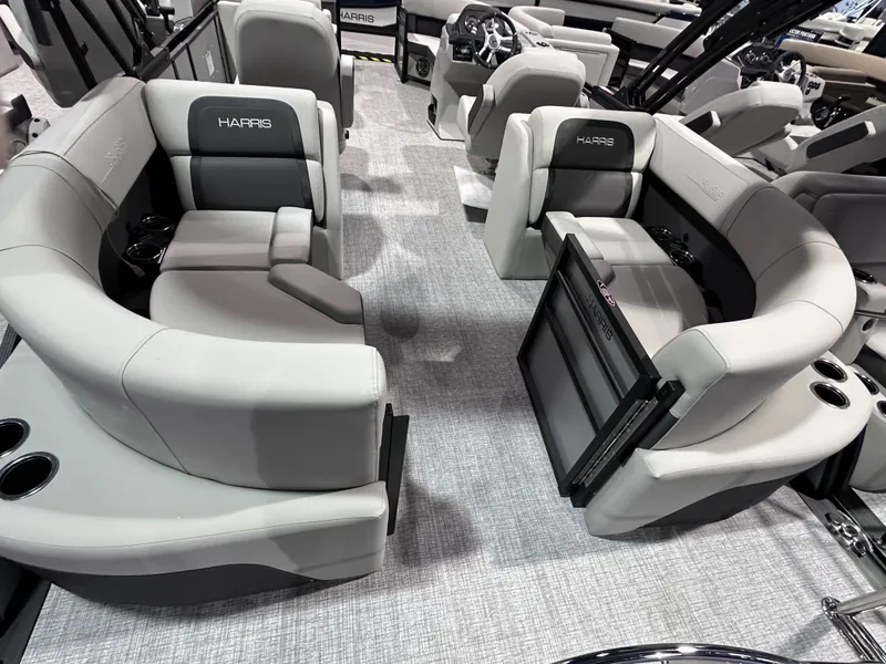 Slide: The Image of Harris 210 Cruiser 2025 - 12