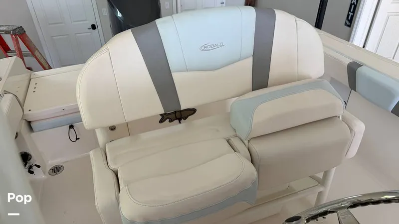 Slide: The Image of Robalo R230 CC 2020 - 16711587