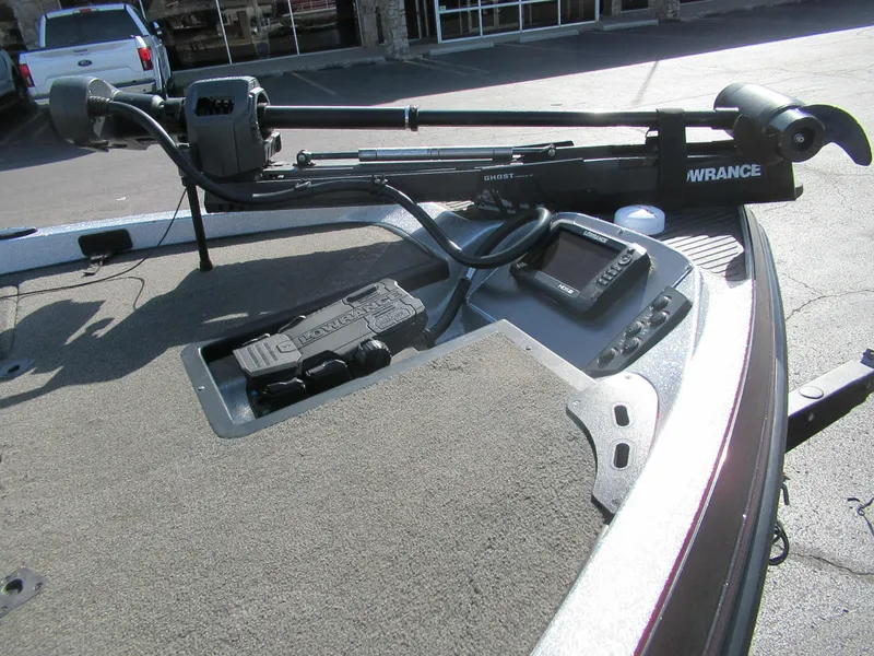 Slide: The Image of 2014 Ranger Z118C boat with trolling motor and fishfinder on deck. - 4