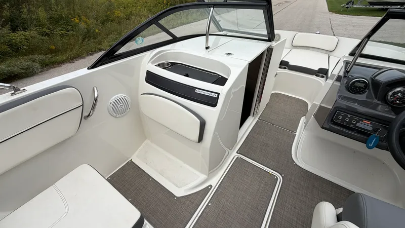 Slide: The Image of Bayliner VR6 2018 - 23