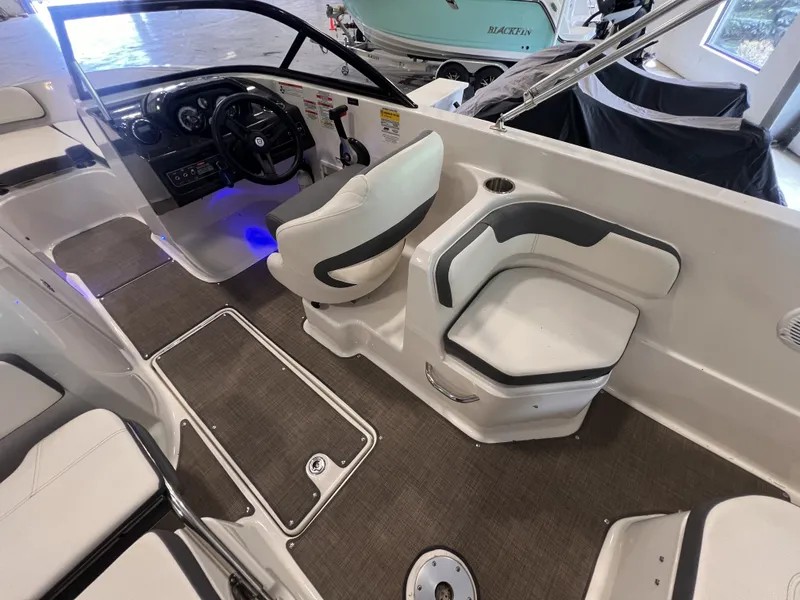 Slide: The Image of Bayliner VR6 2018 - 5