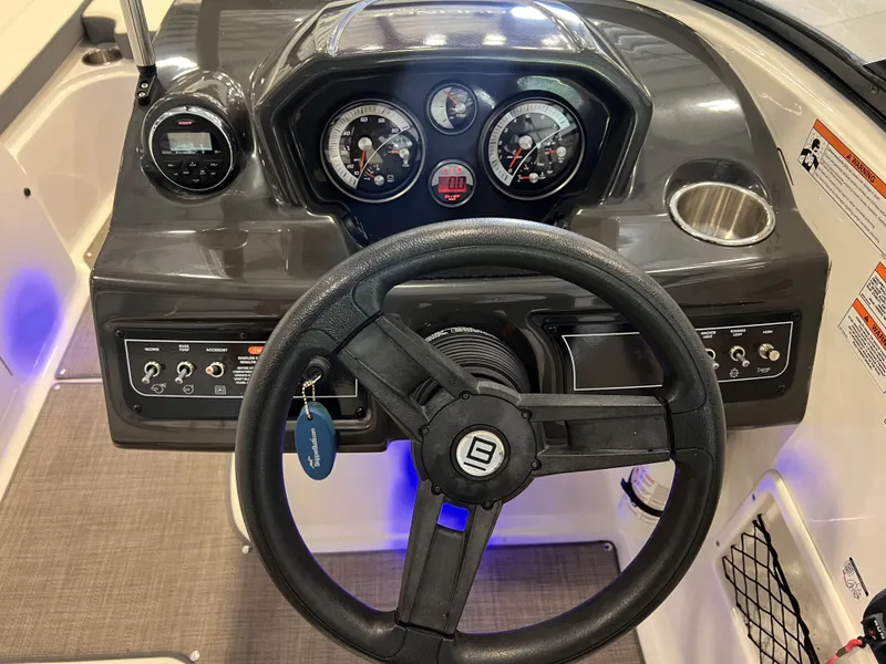 Slide: The Image of Bayliner VR6 2018 - 6