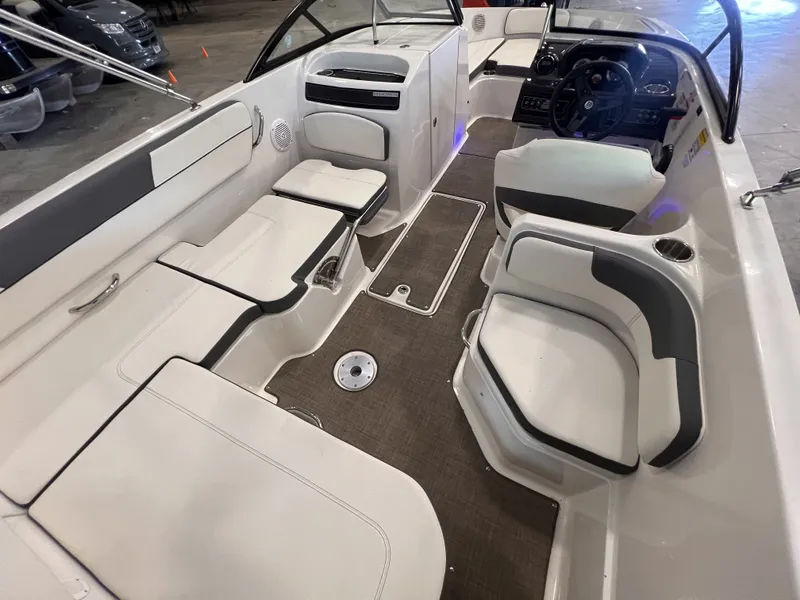 Slide: The Image of Bayliner VR6 2018 - 7