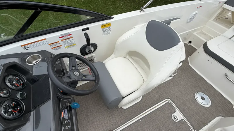 Slide: The Image of Bayliner VR6 2018 - 28