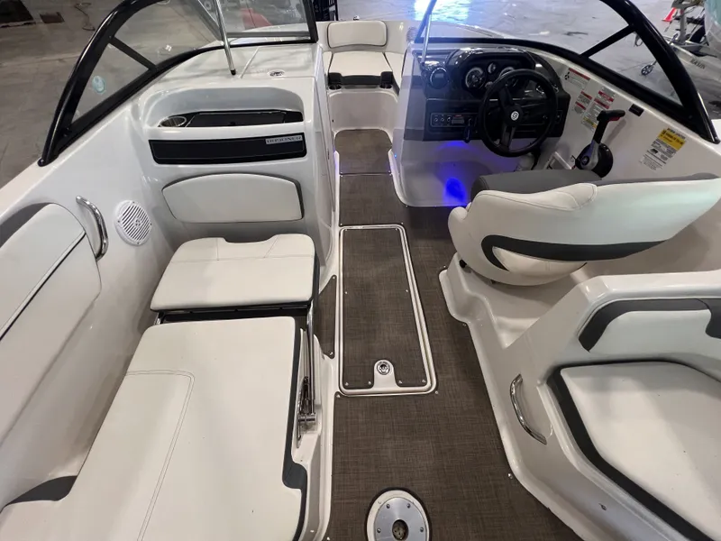 Slide: The Image of Bayliner VR6 2018 - 8