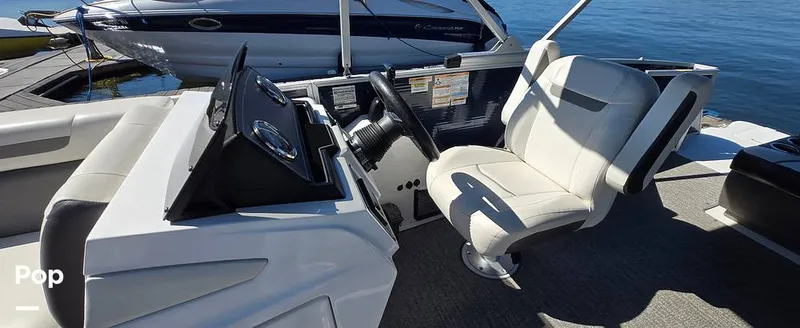 Slide: The Image of Hurricane Sundeck Sport 185 OB 2023 - 16744563