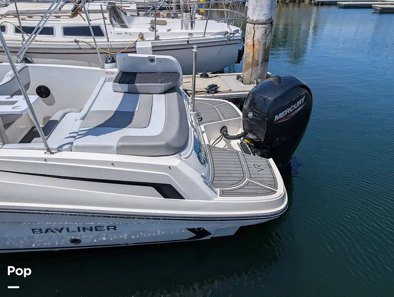Slide: The Image of Bayliner VR5 2025 - 16704539