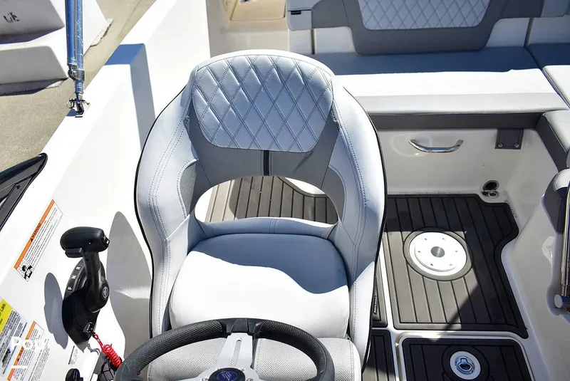 Slide: The Image of Bayliner VR5 2025 - 16720805