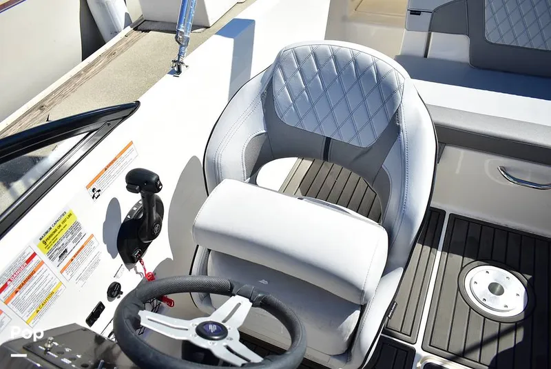 Slide: The Image of Bayliner VR5 2025 - 16720806