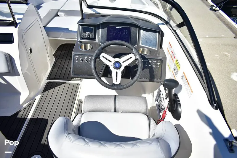 Slide: The Image of Bayliner VR5 2025 - 16720798
