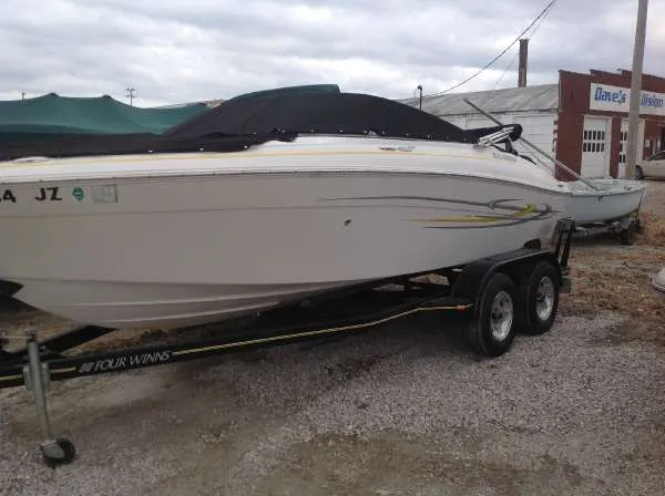The Image of 2005 Four Winns 190 Horizon boat on trailer, side view. - 1