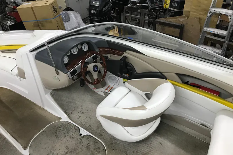 Slide: The Image of 2005 Four Winns 190 Horizon boat interior with steering wheel and dashboard. - 16