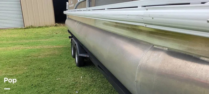Slide: The Image of Sun Tracker Party Barge 22 DLX 2021 - 16767887
