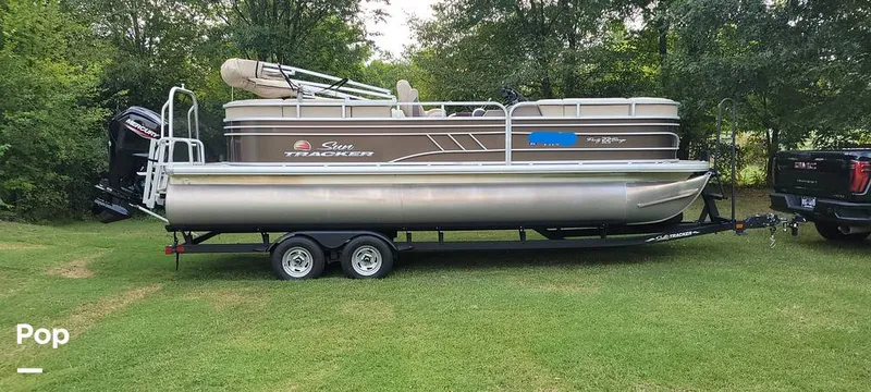 The Image of Sun Tracker Party Barge 22 DLX 2021 - 16767843