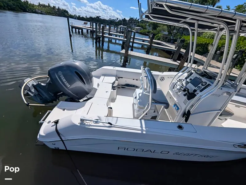 Slide: The Image of Robalo R200 2018 - 16753380