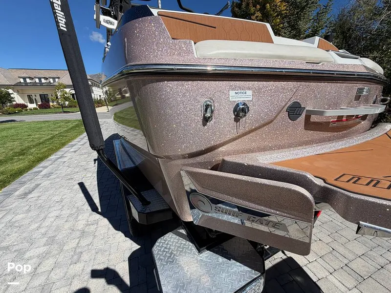 Slide: The Image of Malibu M220 2021 - 16794023