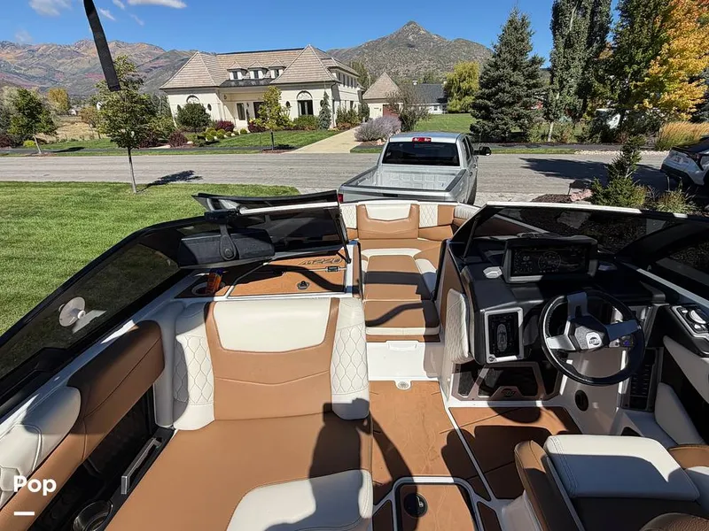Slide: The Image of Malibu M220 2021 - 16793982